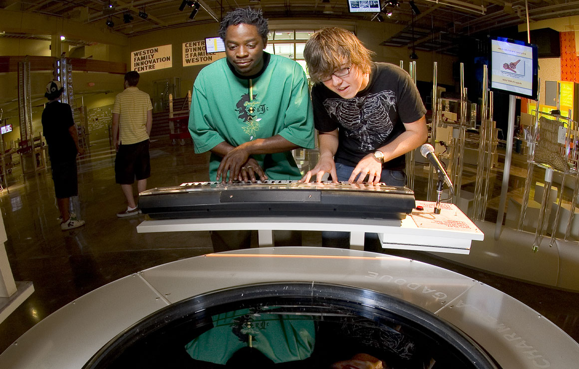 Deux adolescents jouent sur un clavier qui actionne du ferrofluide.