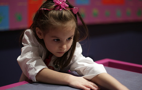 Une petite fille jouant au Centre des sciences.