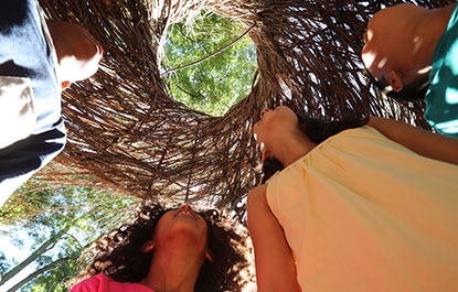 Enfants dans le modèle de nid d'oriole de l'Escapade Nature de la Famille Cohon.