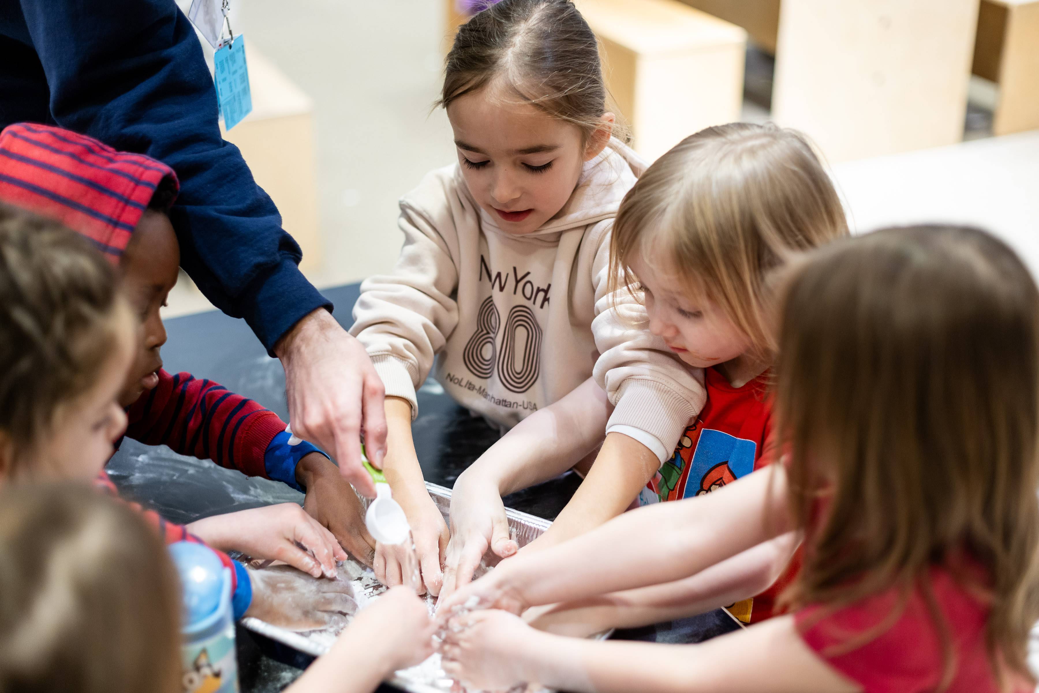 Un groupe de jeunes enfants participent à une expérience tactile guidée.