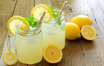 Verres de limonade entourés de citrons.