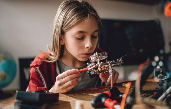 Une adolescente travaillant à un projet d'électronique.