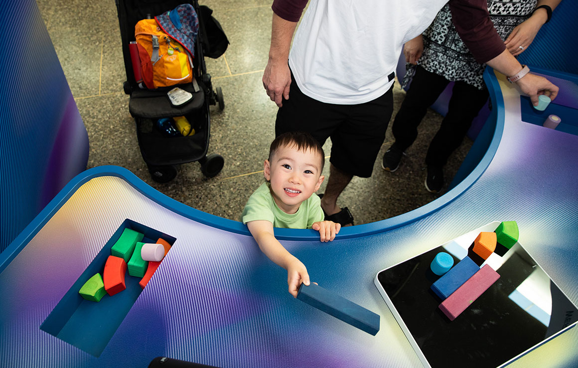 Un petit enfant joue avec des blocs dans le module de «l'état de flux».
