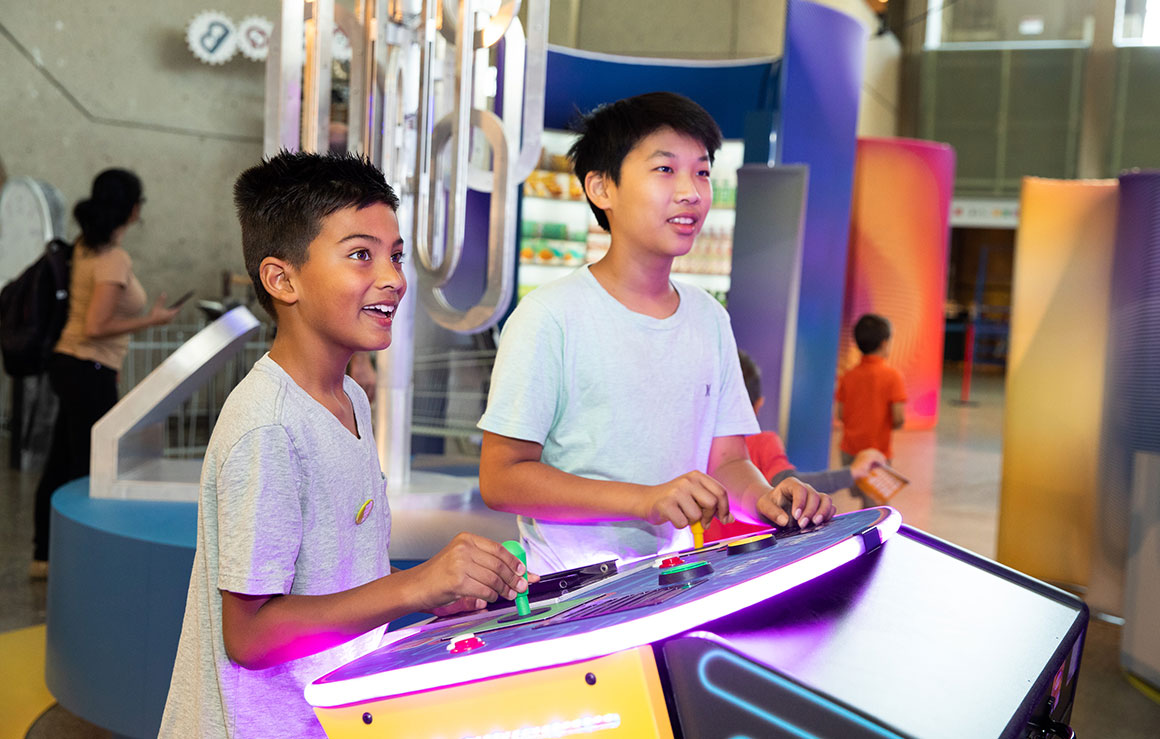 Deux garçons explorent leurs prises de décision avec un jeu vidéo.