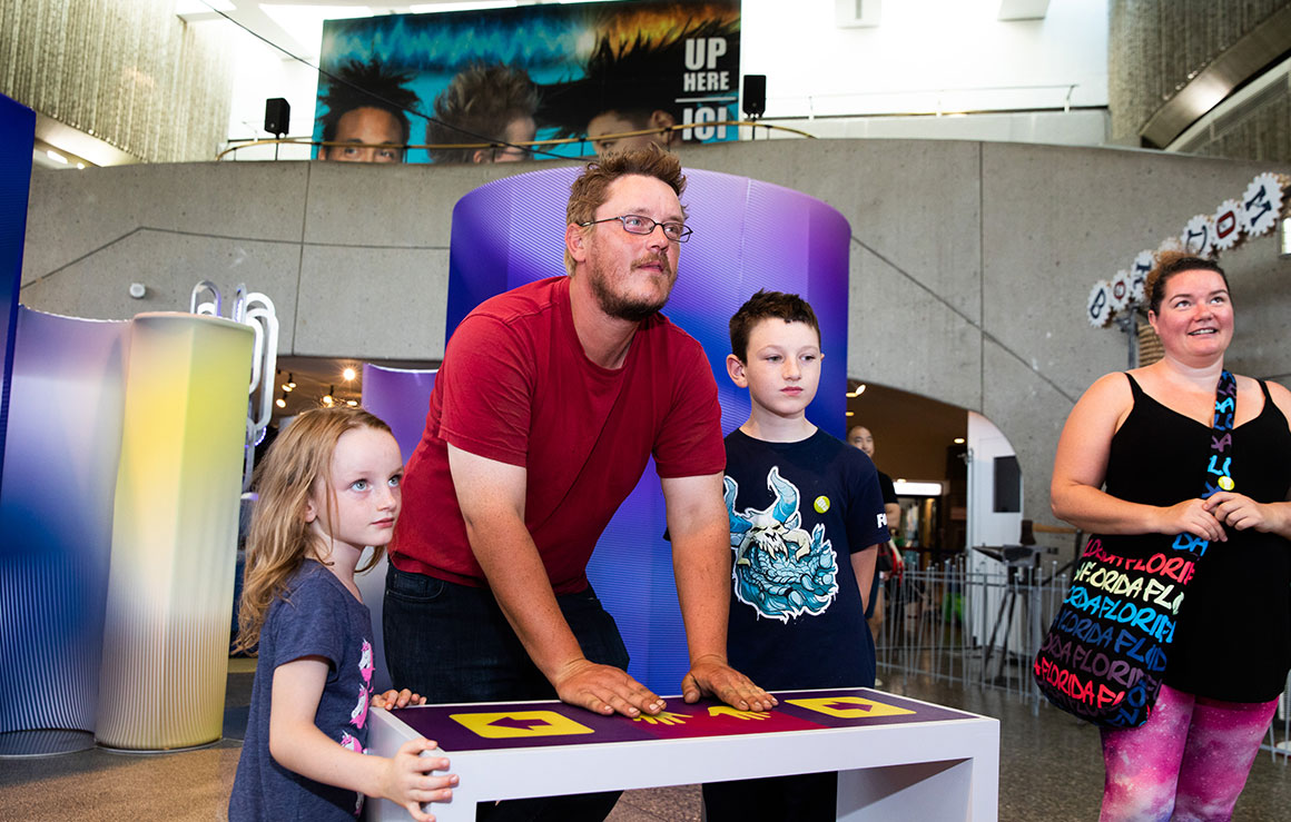 Une famille examine les biais de nos perceptions.