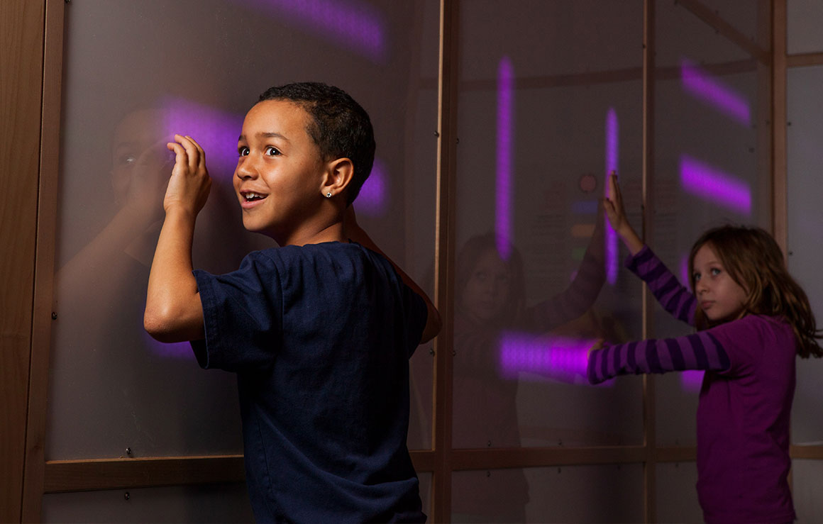 Des enfants s'amusent à un mur sonore.