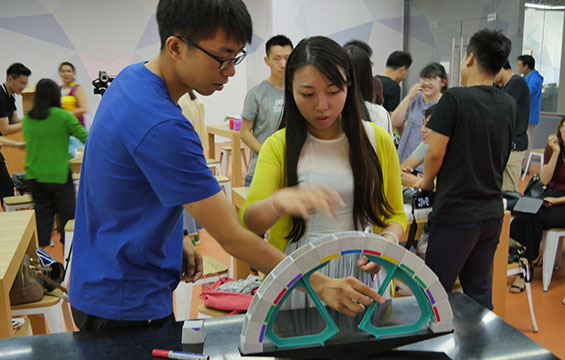 Des élèves s'instruisent lors du projet de la Fondation Soong Ching Ling.