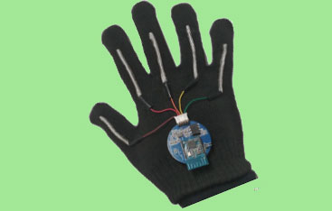 Un gant muni de circuits et de fils.