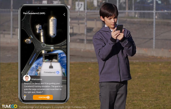 Un enfant utilise son téléphone dehors pour explorer l'espace en réalité augmentée. Son écran est apposé sur la photo.