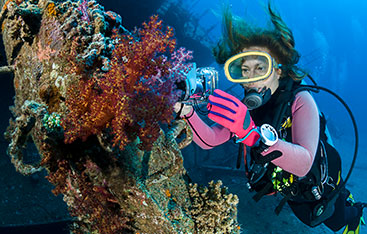 Plongeuse prenant des photos sous-marines.