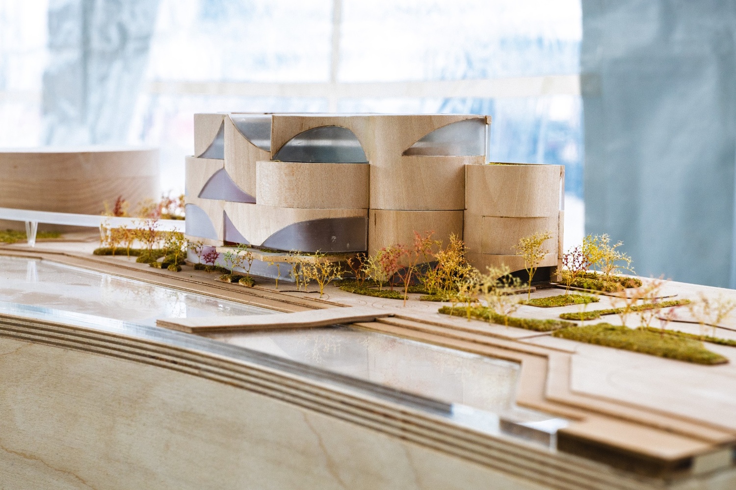 [A model display of the new Ontario Science Centre building.][Maquette du nouveau bâtiment du Centre des sciences de l'Ontario.]