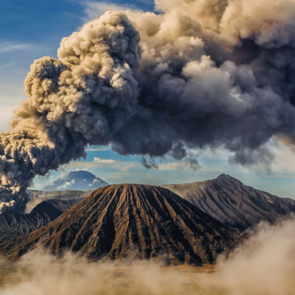 Un volcan en éruption.