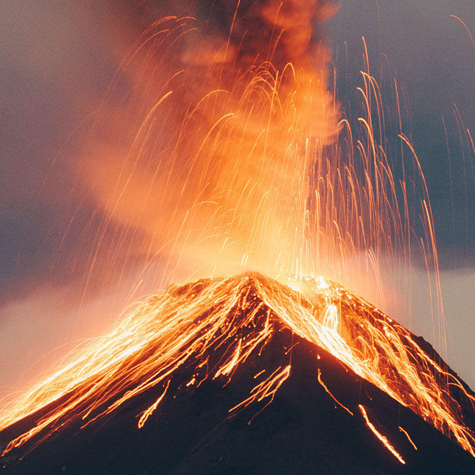 Un volcan en éruption.
