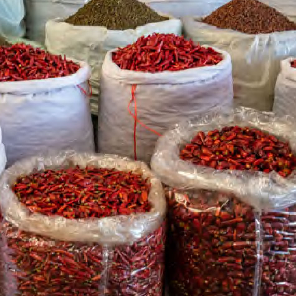 De gros sacs de piments séchés.