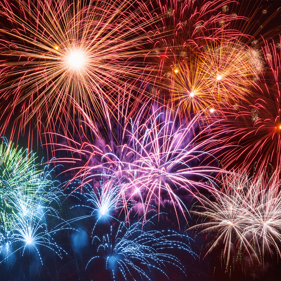 Ciel de nuit illuminé par des feux d'artifice.