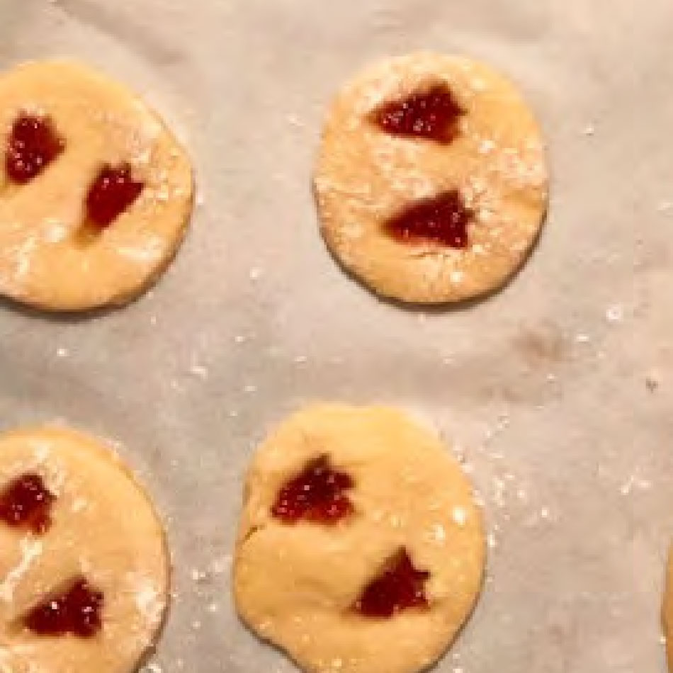 Biscuits dans lesquels on voit de petites empreintes de pattes palmées.