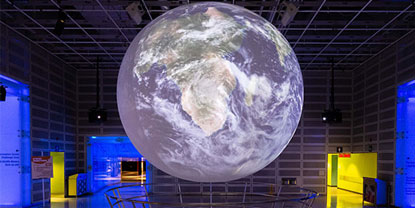 Sphère géante sur laquelle est projetée l'image de la Terre.