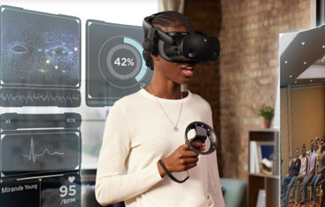 Une personne portant un casque VR.