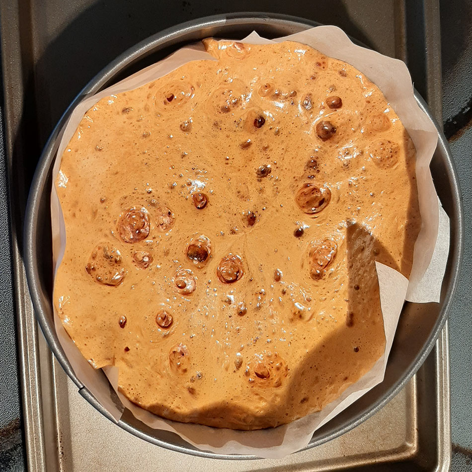 «Éponge» de caramel terminée, qui refroidit dans une casserole.