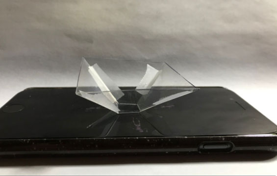 Écran de projection en plastique transparent posé sur un téléphone intelligent.
