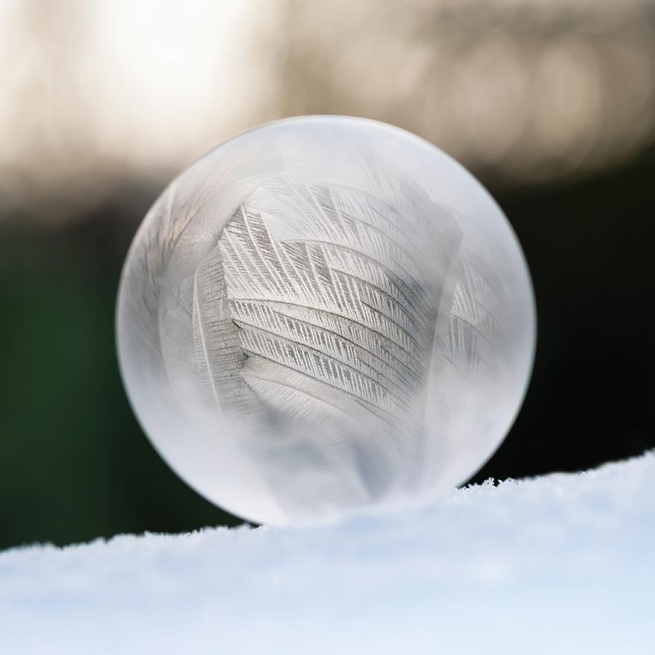 Un globe de glace posé sur la neige.