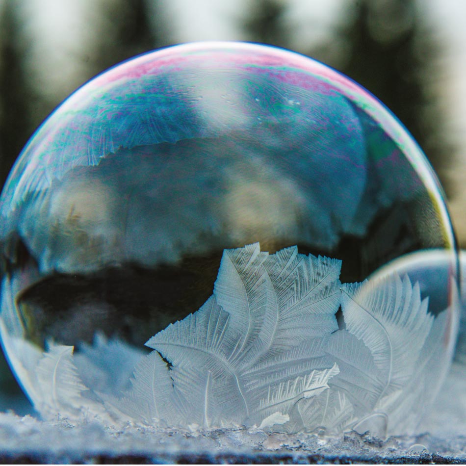 Deux bulles en train de se cristalliser sur la neige.