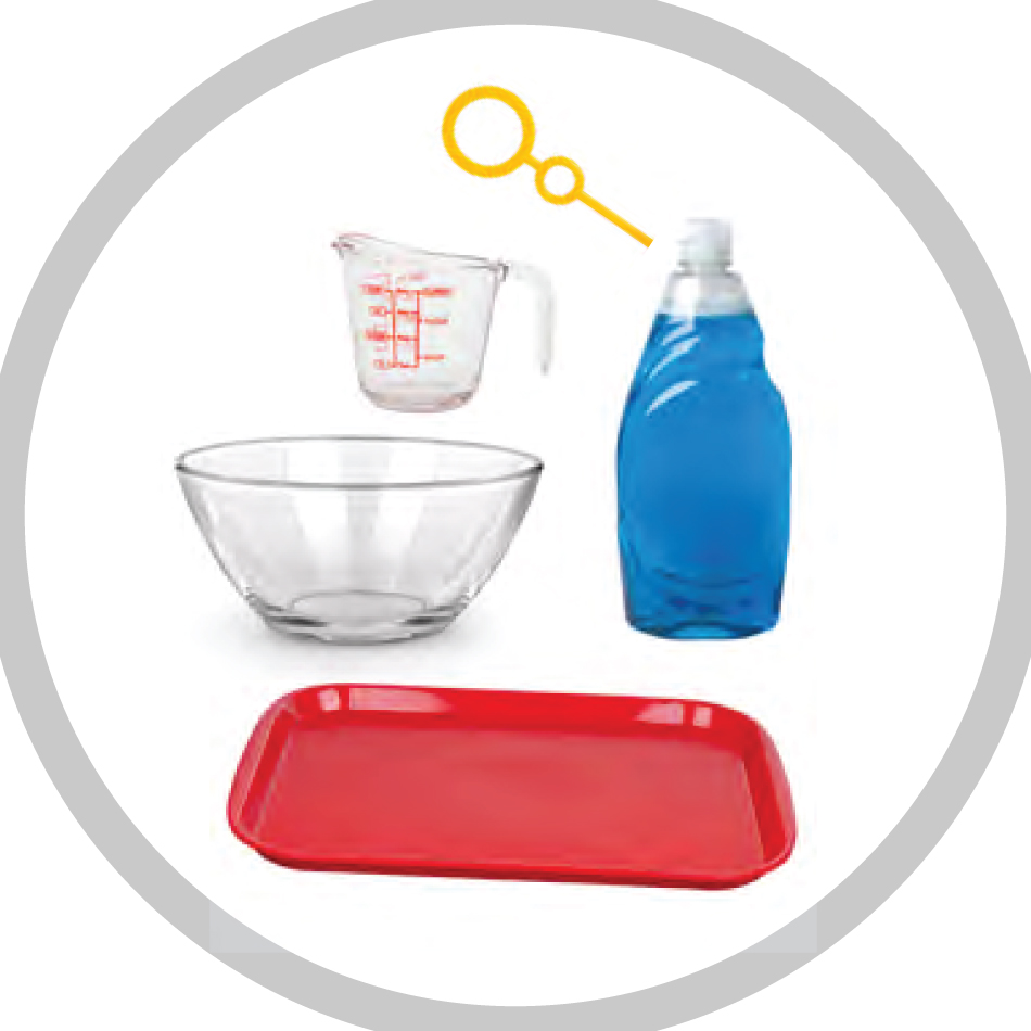 Matériel nécessaire pour les globes de glace, soit du savon à vaisselle, un plateau en plastique, un grand bol, une tasse à mesurer et une baguette à bulles.