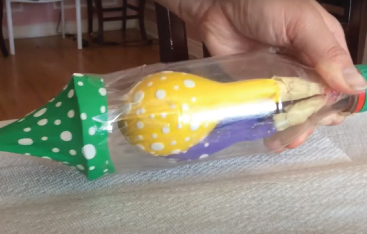 Un modèle de poumon composé de ballons et d'une bouteille en plastique.