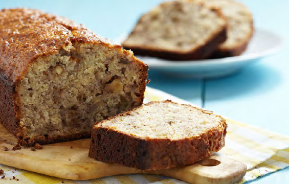 Pain aux bananes et grillons dont une tranche a été coupée.