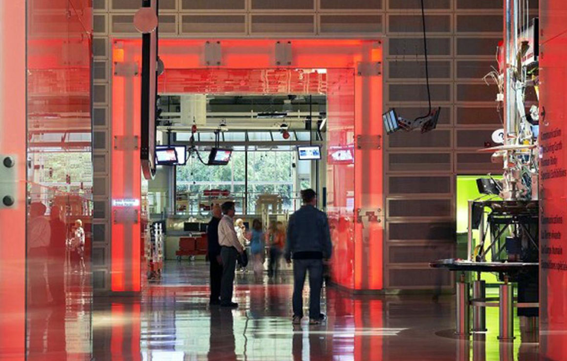 Les portiques illuminés du Centre des sciences.