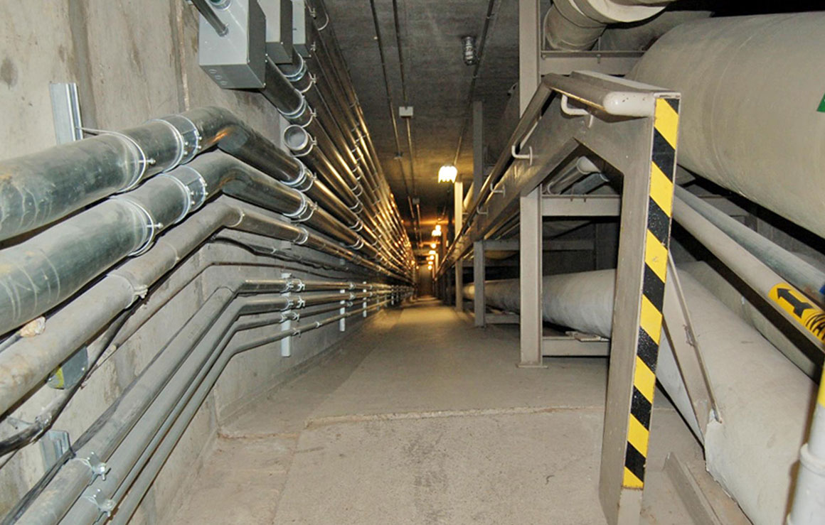 Un tunel longé de tuyaux.