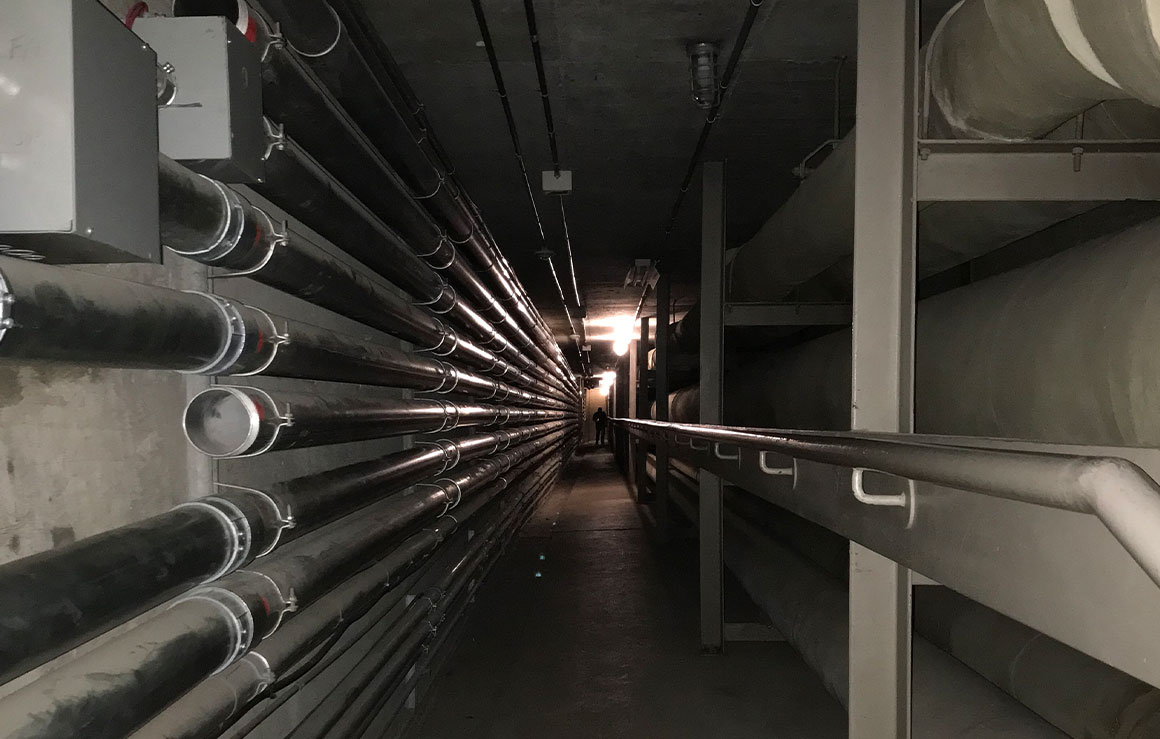 Un tunel longé de tuyaux.