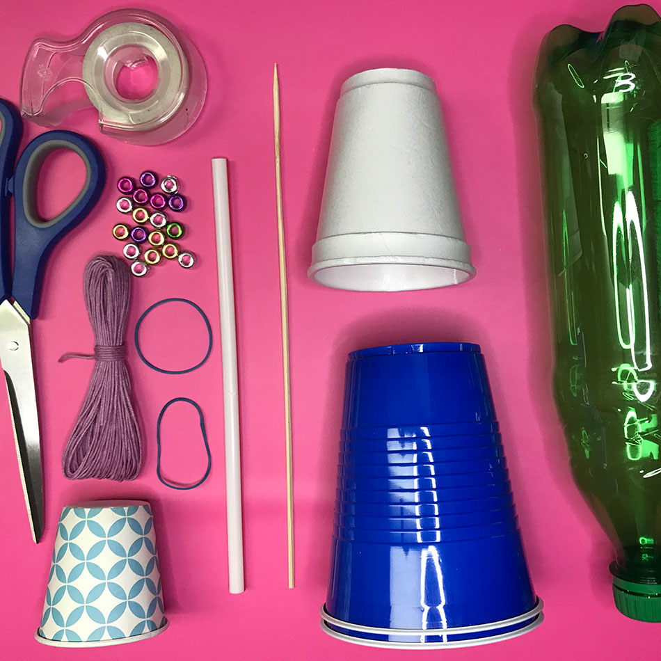 Matériel ménager, dont des gobelets en plastique, une bouteille en plastique, des ciseaux, etc.