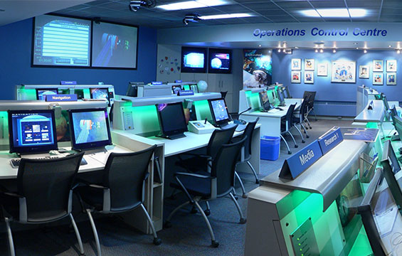 Simulation d'une salle de contôle de mission spatiale.