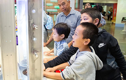 Une famille s'amuse au Centre d'Innovation de la famille Weston.