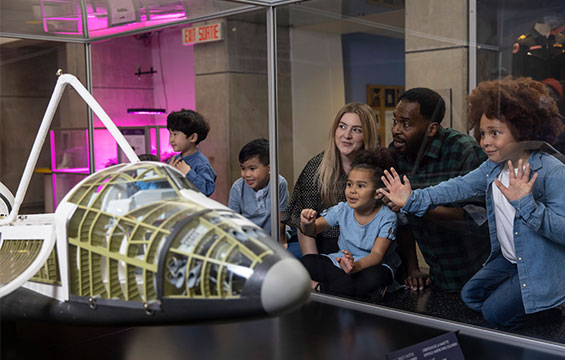 Un groupe admire une maquette de navette spatiale.