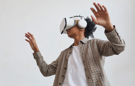Un adolescent portant un casque de réalité virtuelle.