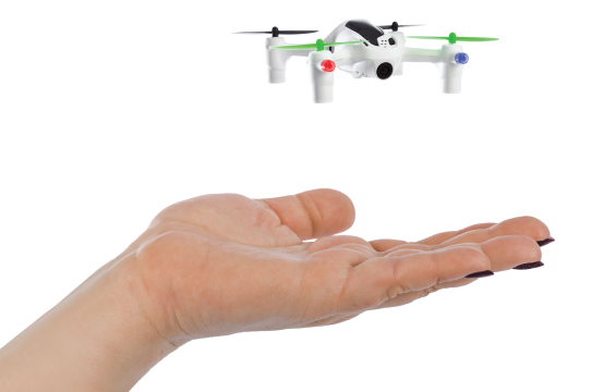 Un petit drone survole une main tendue.
