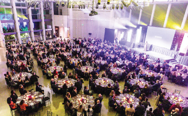 Les tables de convives du gala vues de haut dans le Grand Hall.