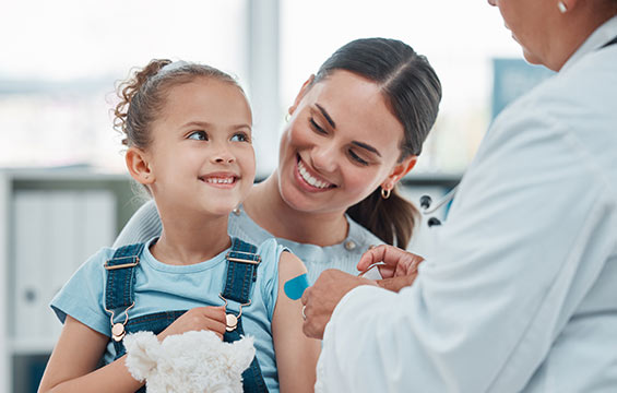 Une fillettte reçoit un vaccin.