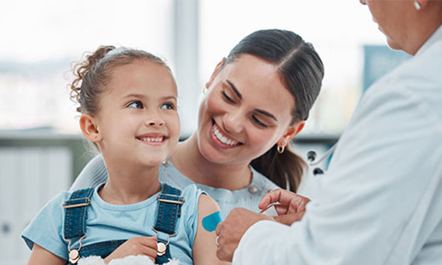 Une fillette reçoit un vaccin.