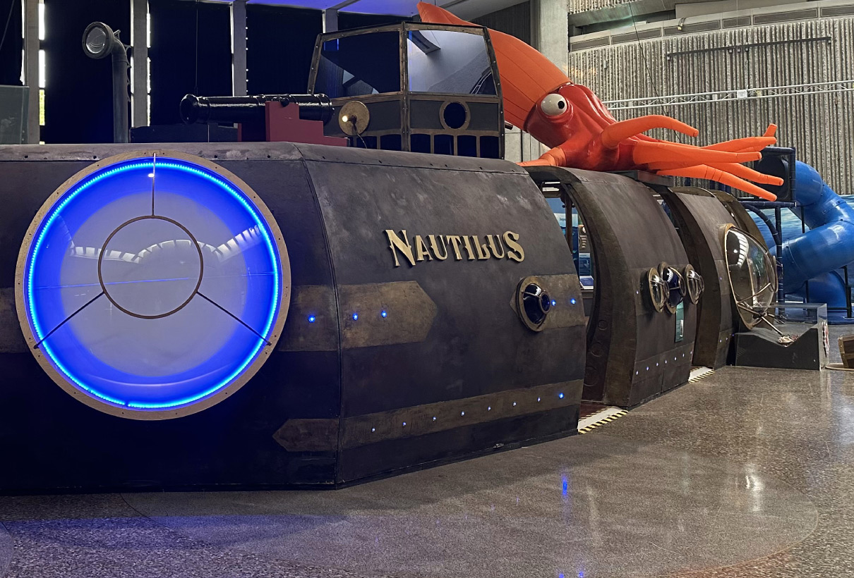 Le Nautilus de l'exposition, vu de l'extérieur.