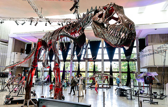 Une sculpture de Tyrannosaure en métal.