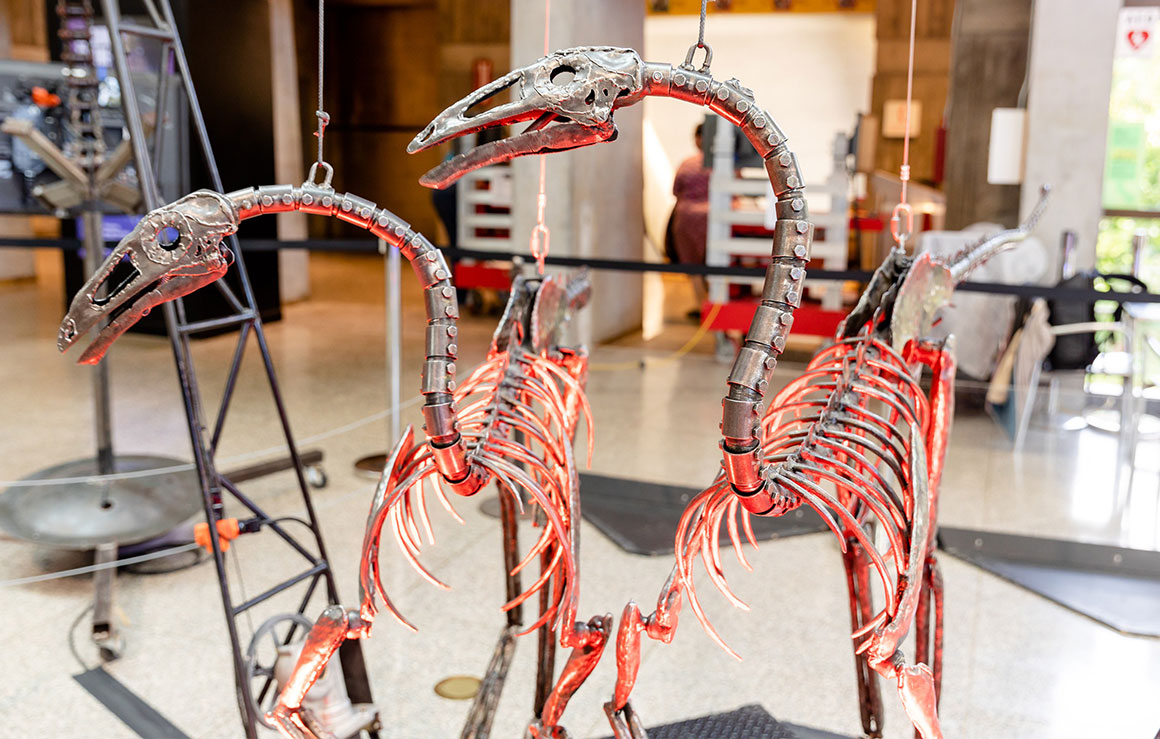 Deux sculptures de dinosaure en métal.