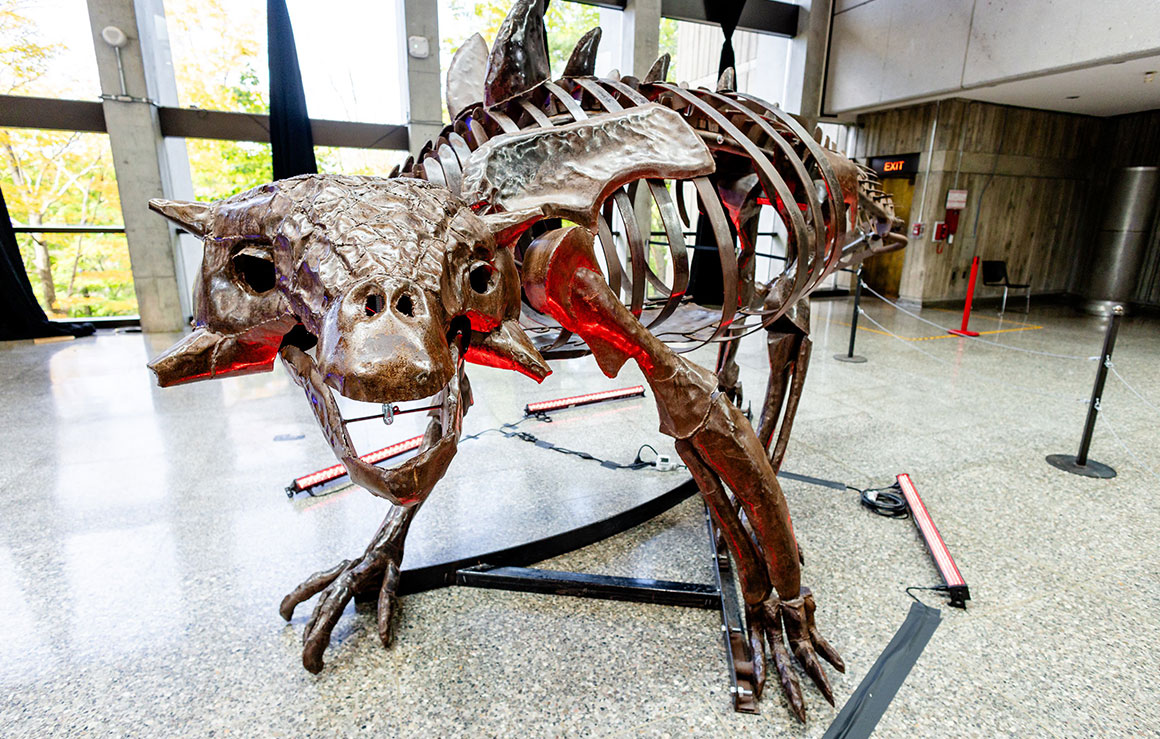 Une sculpture de dinosaure en métal.