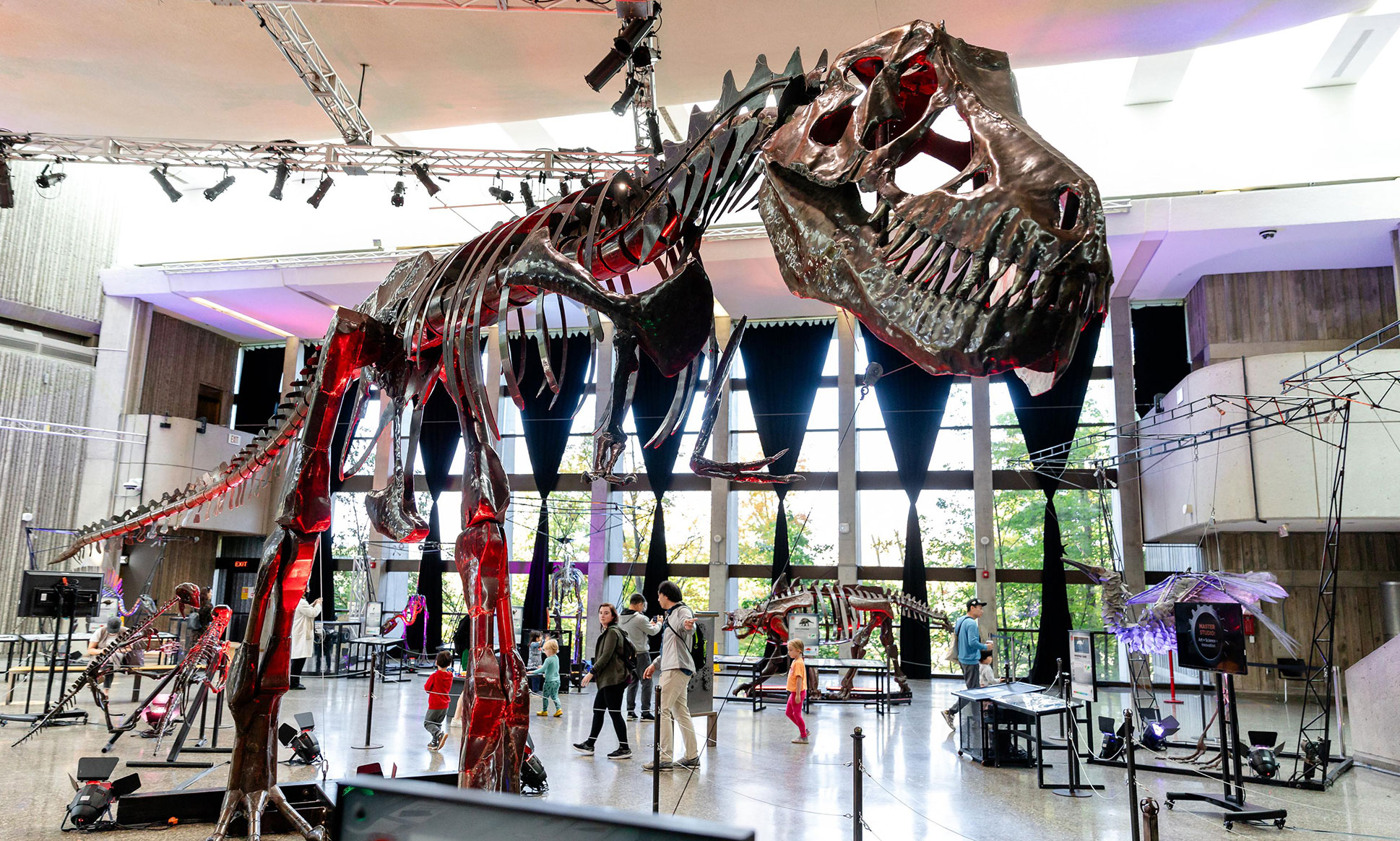 Une sculpture métallique de Tyrannosaure.