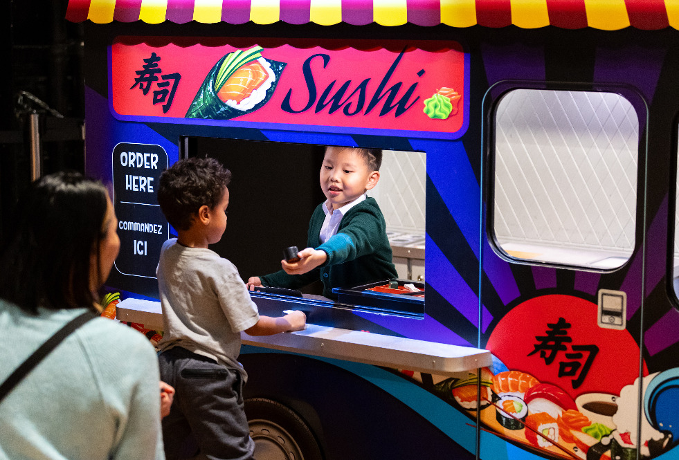 Des enfants jouent au magasin de sushis de KidSpark.