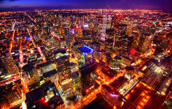 La silhouette d'une ville la nuit.