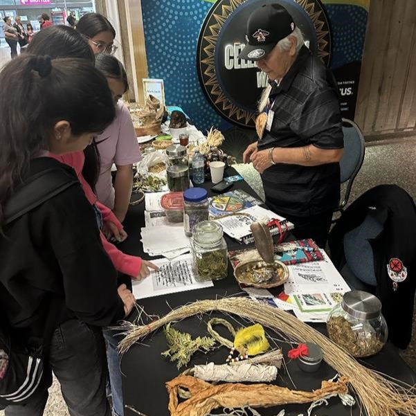 Des jeunes explorent des médecines présentées au comptoir d'un aîné. / Young people explore medicines presented at the counter of an elder.