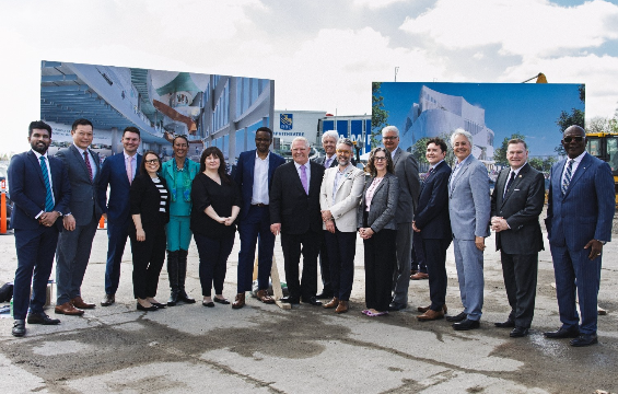 Photo des ministres et des membres du conseil d'administration du Centre des sciences de l'Ontario lors de la cérémonie d'inauguration.